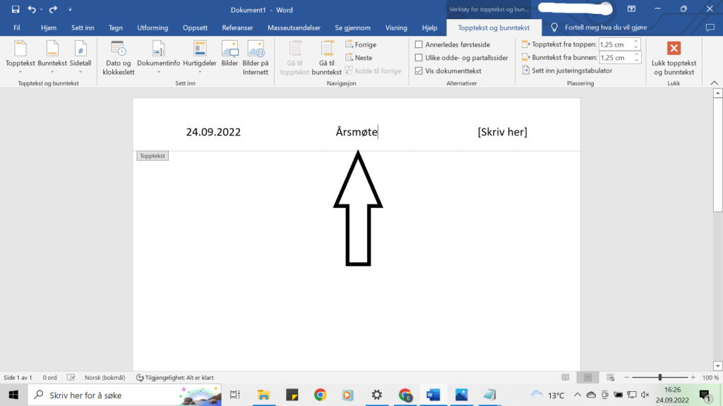 skjermbilde som viser hvordan du skal sette inn tekst helt i midten av en topptekst i et microsoft word dokument